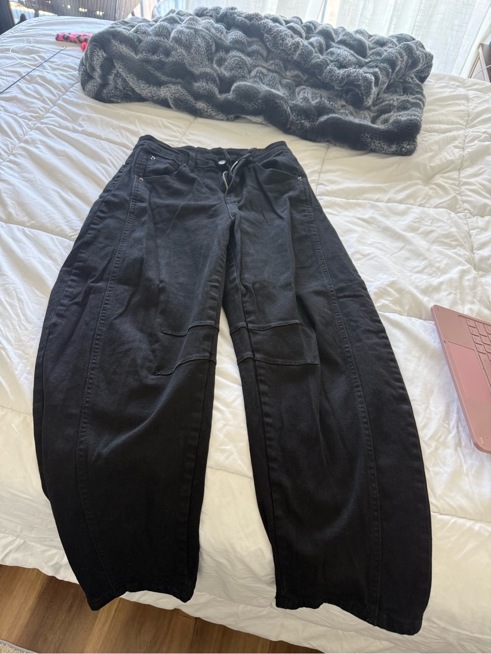 Black Wide-Leg Women's Jeans with Knee Panel Detail